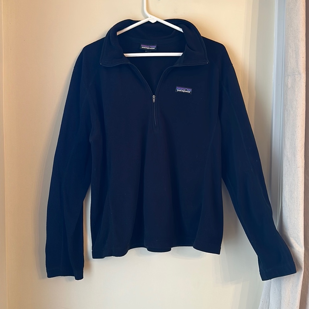 Patagonia women’s size extra large, black lightweight pull over